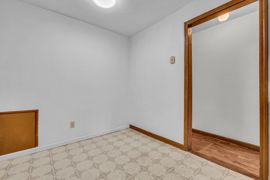 Building Photo - 523 18th St N