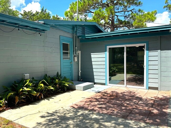 Building Photo - On Island, Close to Historic District & Be...