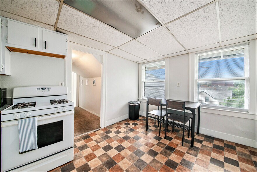 Building Photo - 624 Michigan St NE