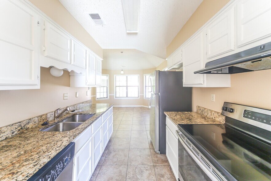 Building Photo - 6770 Lake Point Cir