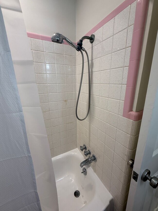 Building Photo - 3/3 Totally Renovated House on Sylvan Driv...