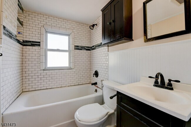 Building Photo - 72 Colonial Dr