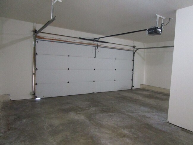 Building Photo - 5004-5006 Betty Jean Way