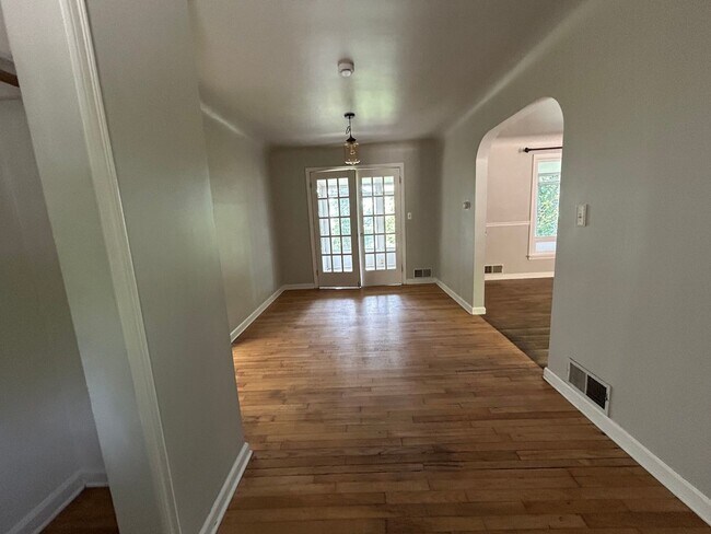 Building Photo - 2 Bed, 1.5 Bath Home with Basement and Sunroom