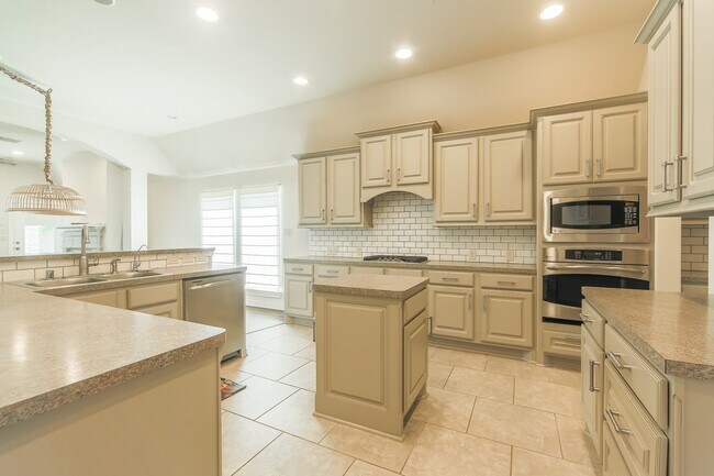 Building Photo - 13803 Royal Ridge Dr