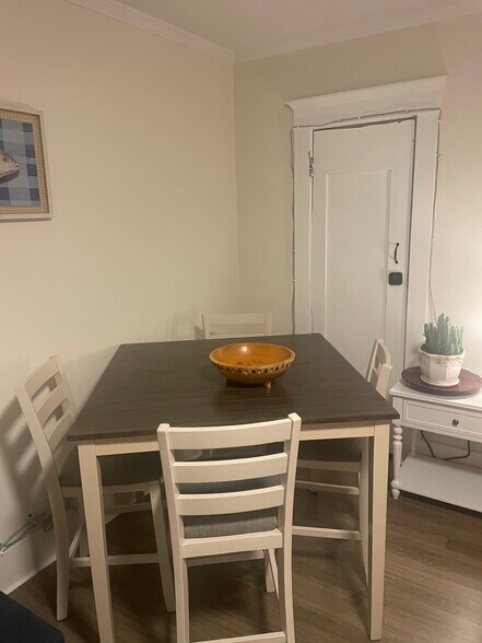 Building Photo - 1109 E 1st St