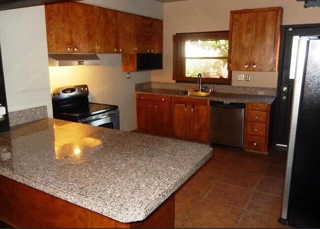 Building Photo - Stunning 4BD Craftsman in Excellent N Port...