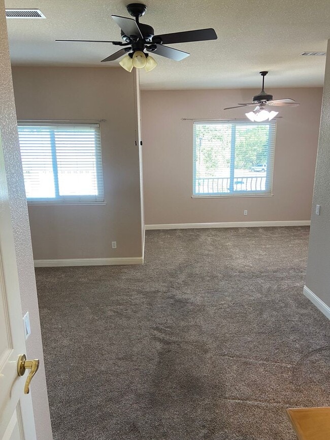 Building Photo - Broadstone Solar Home - 5 Bdrms, 4 Baths