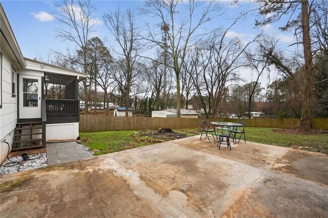 Building Photo - 871 Hargis St SE