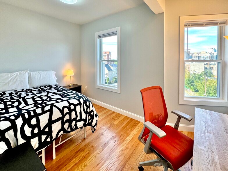 Building Photo - 188 Hillside St