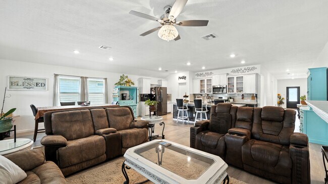 Building Photo - 305 N Kowald Ln