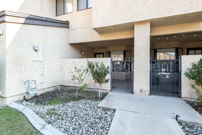 Building Photo - 3 Bedroom/2.5 Bath Townhome - $1995 per mo...