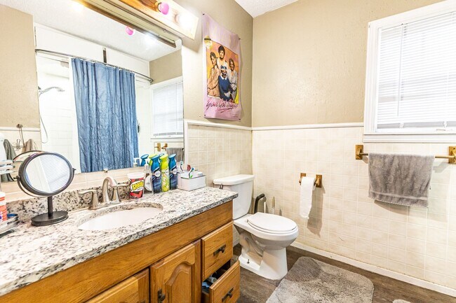 Building Photo - Pre-Leasing Summer 2023: Spacious 4/2,