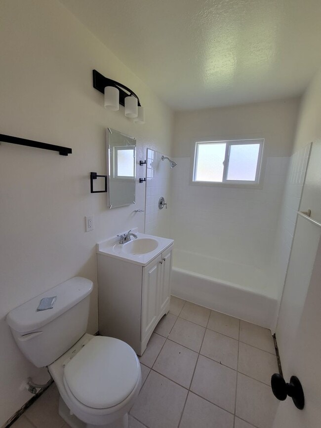 Building Photo - Suburban oasis