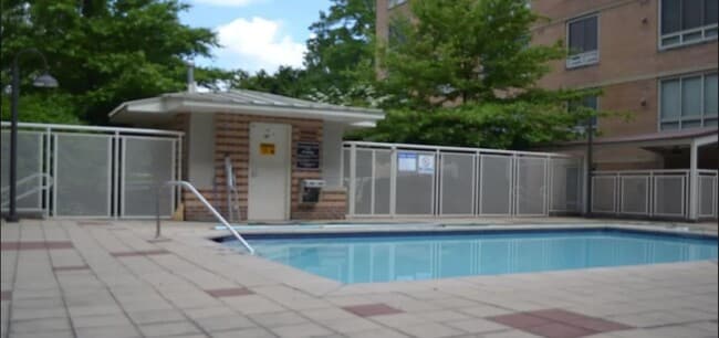 Building Photo - Short Walk to the Wharf! - Professionally Managed  and Spacious 1BR With Monument Views