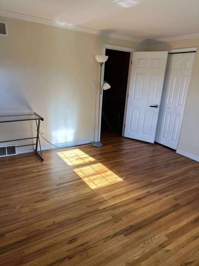 Building Photo - 129 Ridgefield Rd