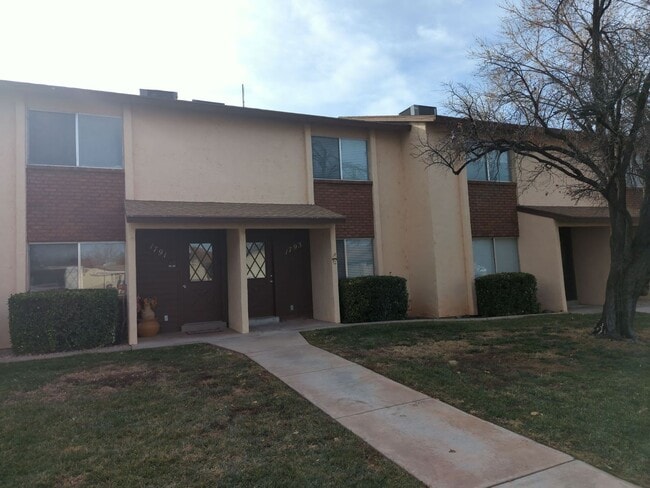 Building Photo - Beautifully Updated 2 Bed Townhome with Pool Access