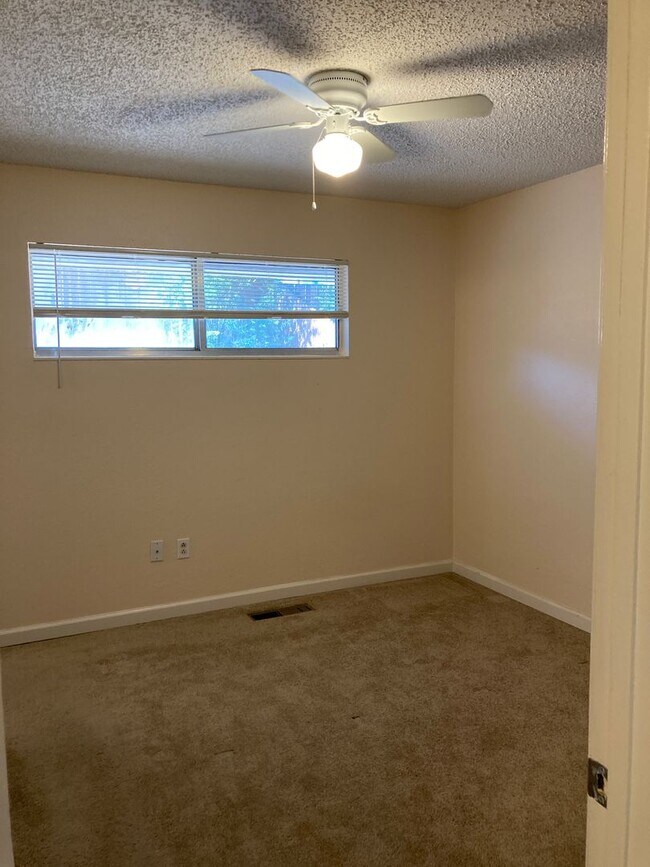 Building Photo - **READY FOR MOVE IN** 3 Bedroom/2 Bath Single Story Home