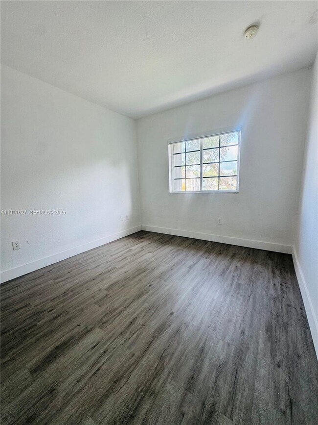 Building Photo - 364 NE 25th Pl