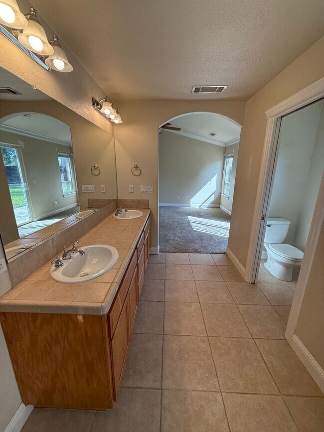Building Photo - 4 bedroom, 2 bathroom home in Great Neighborhood!