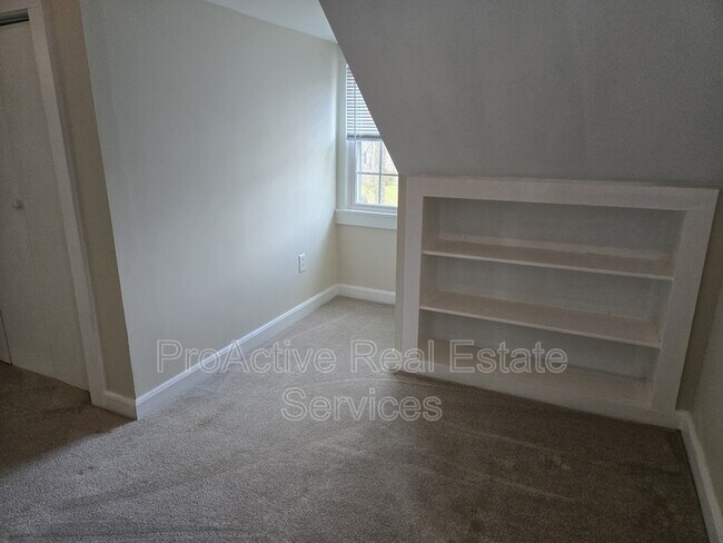 Building Photo - 519 Maycox Ave