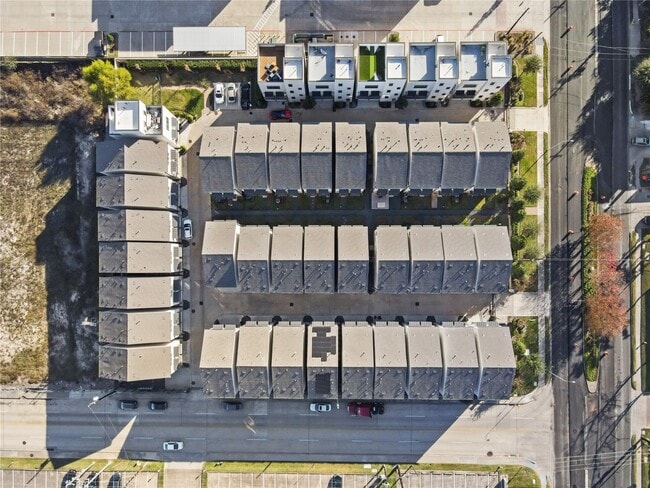 Building Photo - 1276 N Post Oak Rd