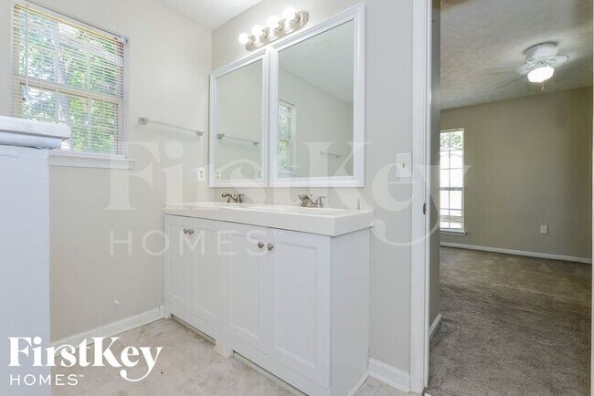 Building Photo - 5598 Emerald Glen