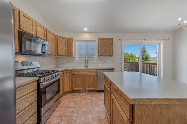 Building Photo - 4 bed 2 bath split level Hayden