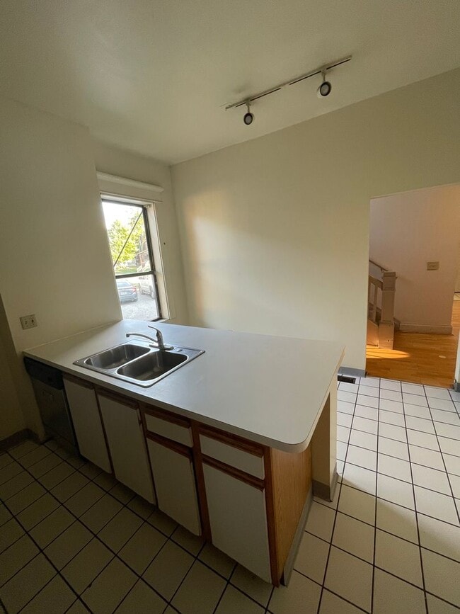 Building Photo - 194 E 14th Ave