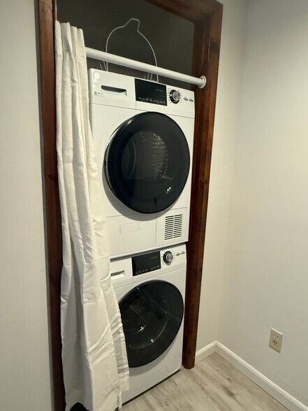 Building Photo - 1049 Danby Rd