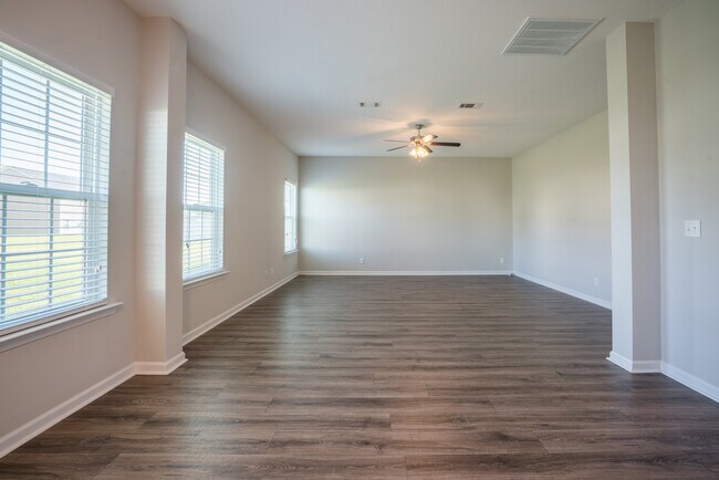 Building Photo - 647 Red Oak Ln