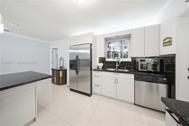 Building Photo - 300 NE 175th St