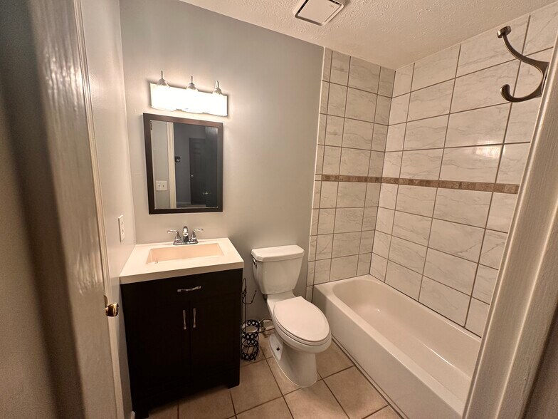 Building Photo - 1424 Springleaf Cir SE