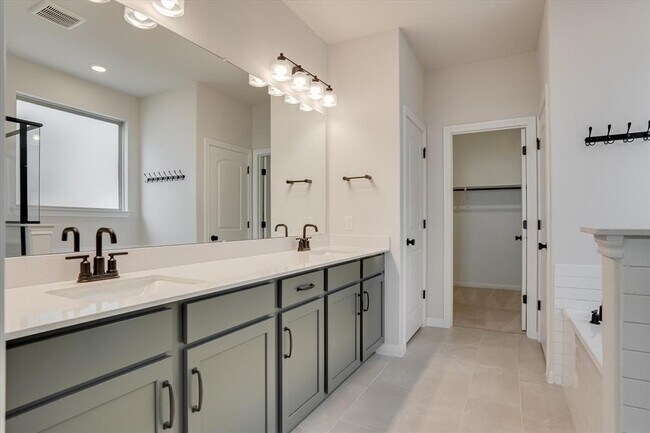 Building Photo - 168 Kings Cyn Dr