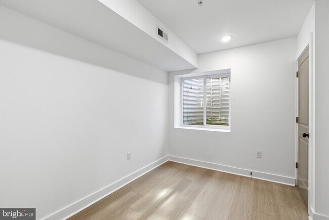Building Photo - 2310 N Sydenham St