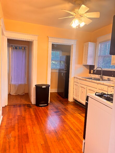Building Photo - 748 Thayer Ave