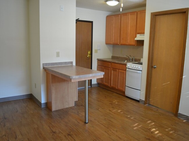 Building Photo - Elliot Court Apartments