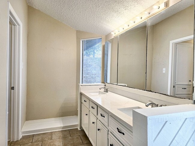 Building Photo - 16635 Neumann Dr