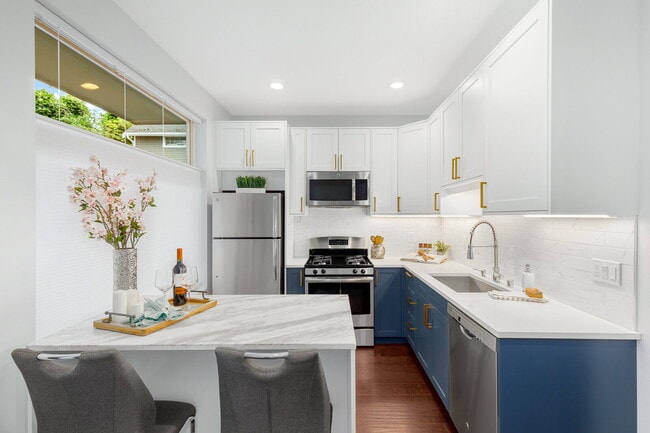 Building Photo - Spacious Judkins Park Townhouse- Parking-Lightrail
