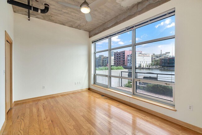 Building Photo - 106 W Seeboth St