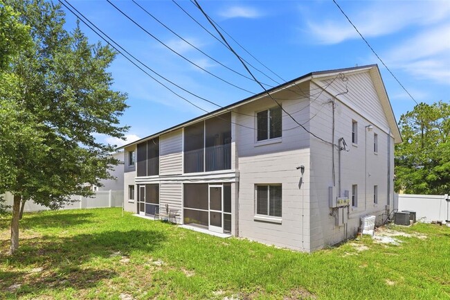 Building Photo - 10 N Fairfax Ave