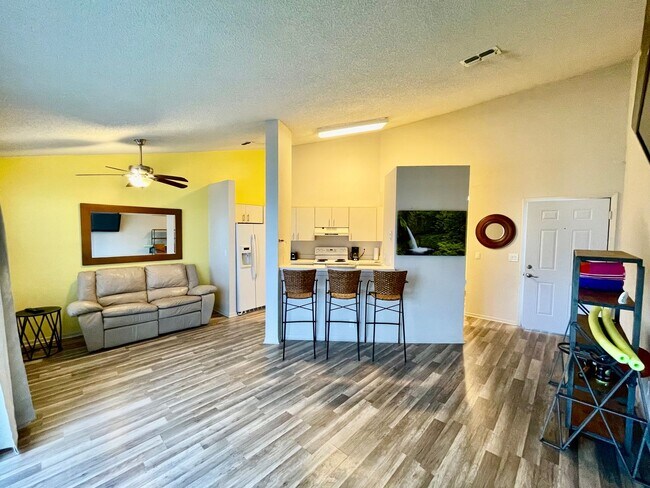 Building Photo - Charming 2 Bed, 2 Bath Condo in Gated Dock...
