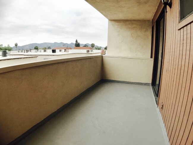 Building Photo - Beautiful Townhouse in Prime Glendale Area!