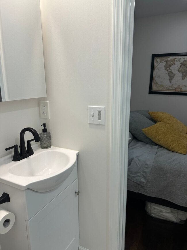 Building Photo - Single Family Home! 2 Bed 2 Bath $2250