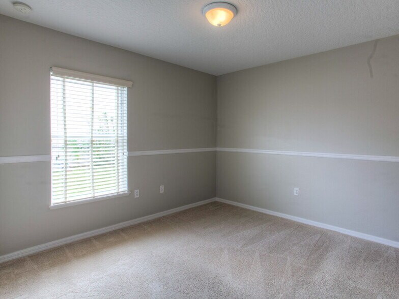 Building Photo - 744 Westcliffe Dr