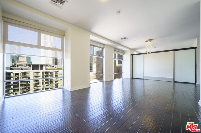 Building Photo - 801 S Grand Ave