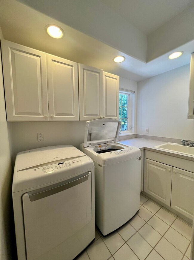 Building Photo - Beautiful 3-Bed 3-Bath home on Semiahmoo G...