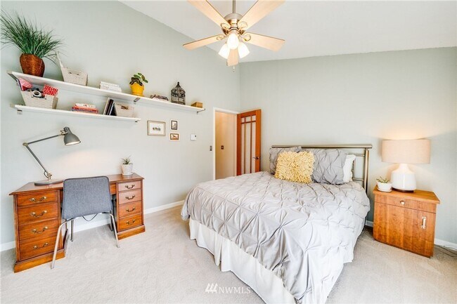 Building Photo - Beautifully Remodeled 2 bed/1.5 Bath Townh...