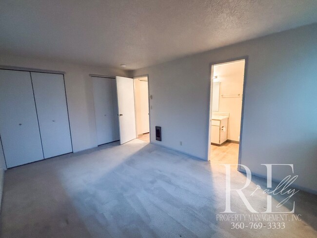 Building Photo - Top-Floor 1-Bedroom Condo with Stunning Mo...