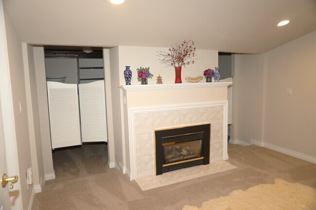 Building Photo - 3059 Bellevue Way NE